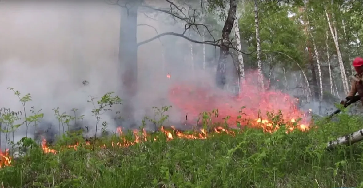 Rozsáhlé požáry se dál šíří Sibiří, lidé protestují proti nečinnosti úřadů