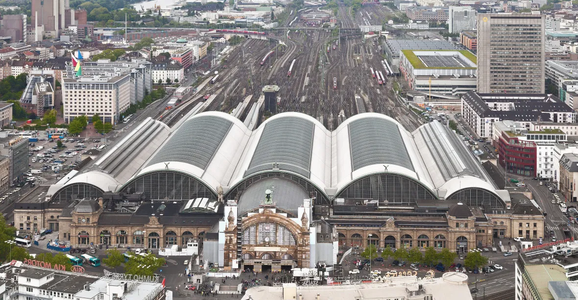 Německá policie na hodinu uzavřela hlavní nádraží ve Frankfurtu