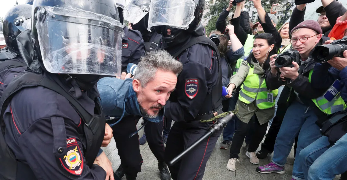 VIDEO: Drsné zásahy policistů v Moskvě. Česká diplomacie protestuje