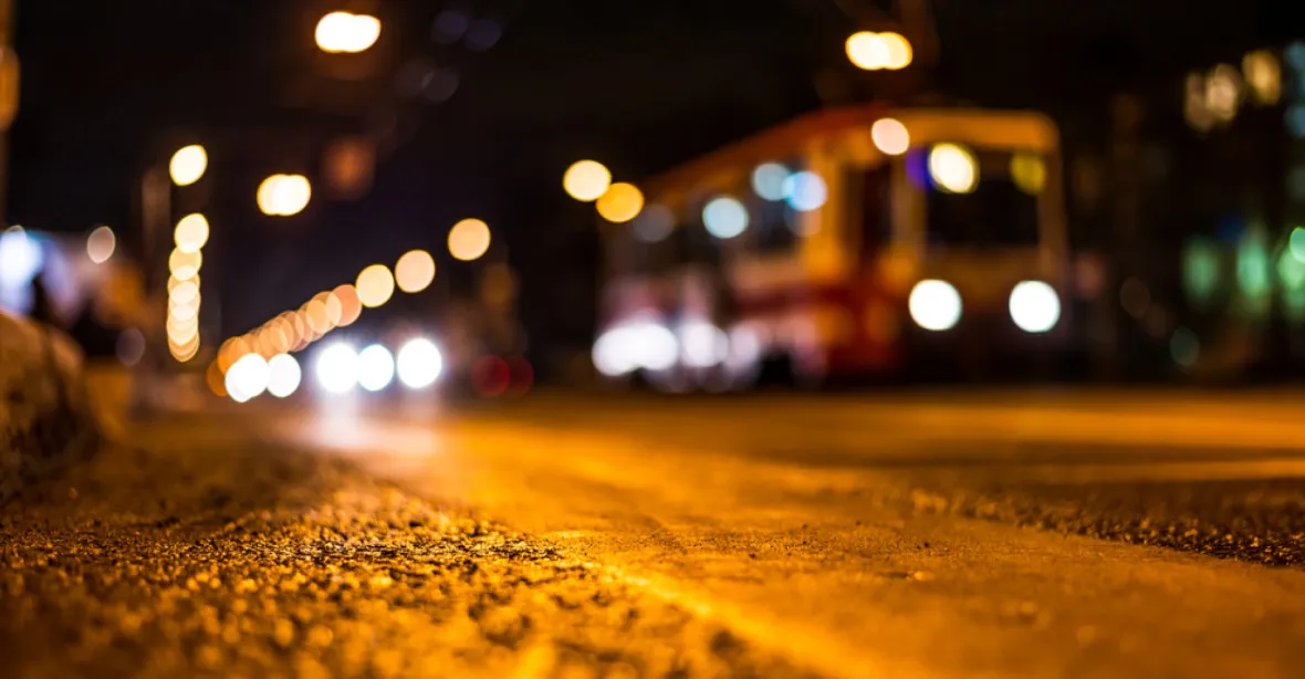 V kolejišti tramvají v Podolí našli mrtvého muže. Policie vyšetřuje, jak zemřel