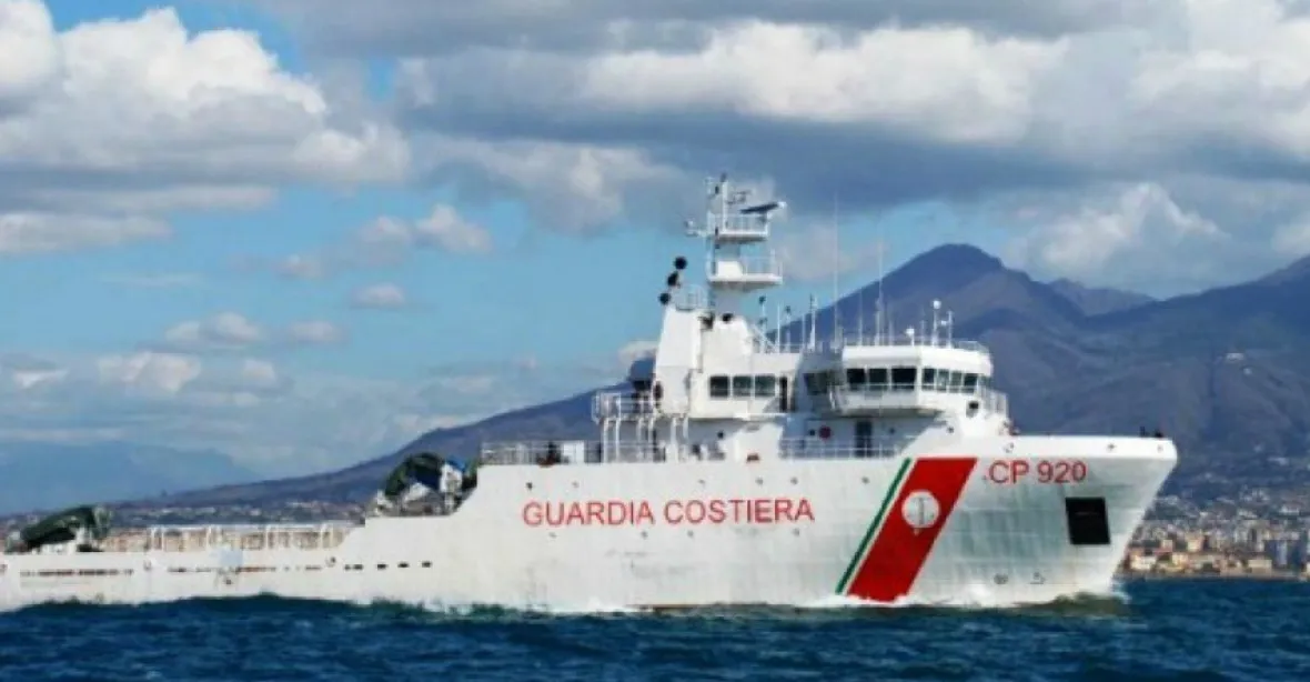 Otevřete nám přístav, vyzývá španělská loď se 121 migranty Itálii