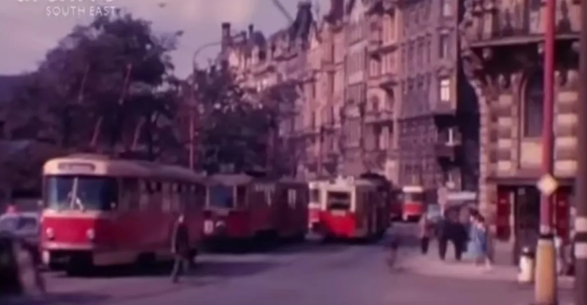 VIDEO: Praha sladkých 60. let. Nostalgické záběry se staly hitem sociálních sítí