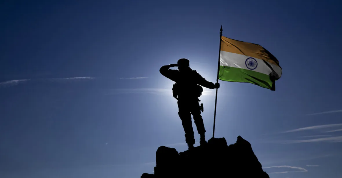 Indie ruší Kašmíru autonomní status. Na místo poslala vojáky a vyzvala turisty, aby odešli