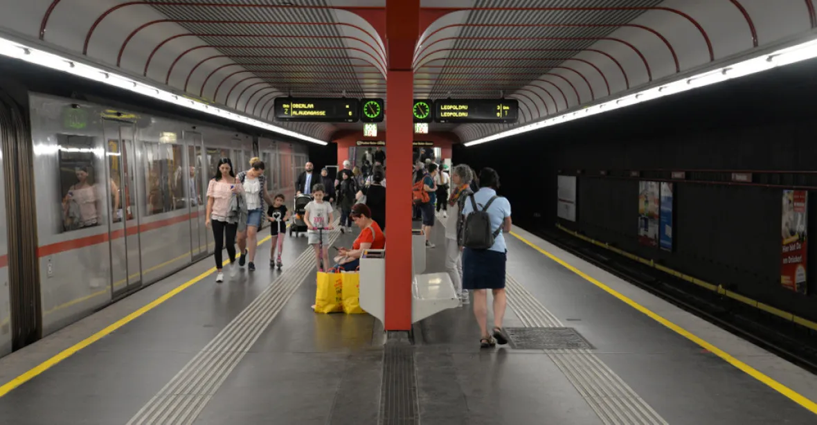 Vídeň nechala v metru rozstřikovat parfém. Novinku cestující odmítli