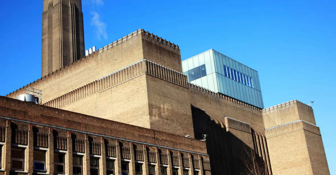 Dítě ze střechy galerie Tate Modern shodil mladý běloch, svou oběť neznal
