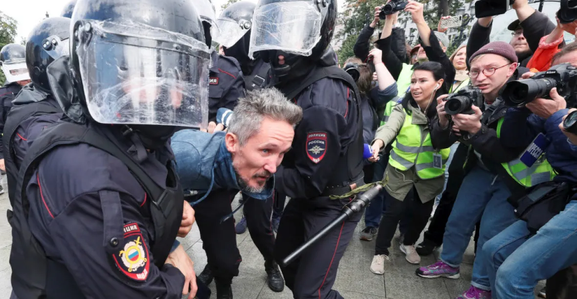 Rusku se nelíbí česká reakce na policejní zásahy v Moskvě. „Vůči USA či Francii si Praha nestěžovala“