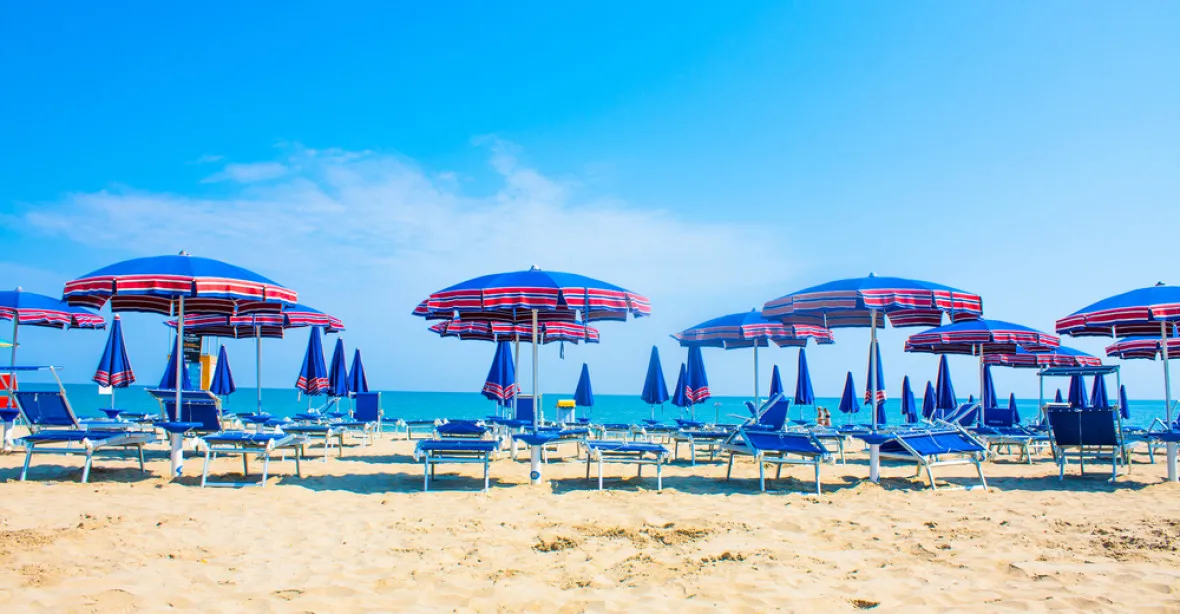 Na pláže Sardinie se vrací tuny písku, který odnesli turisté
