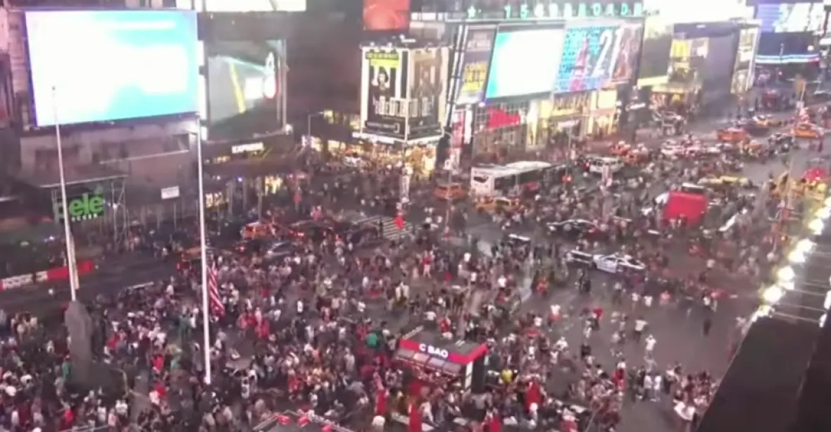 VIDEO: Panika na Times Square. Lidé prchali kvůli obavě z dalšího střelce