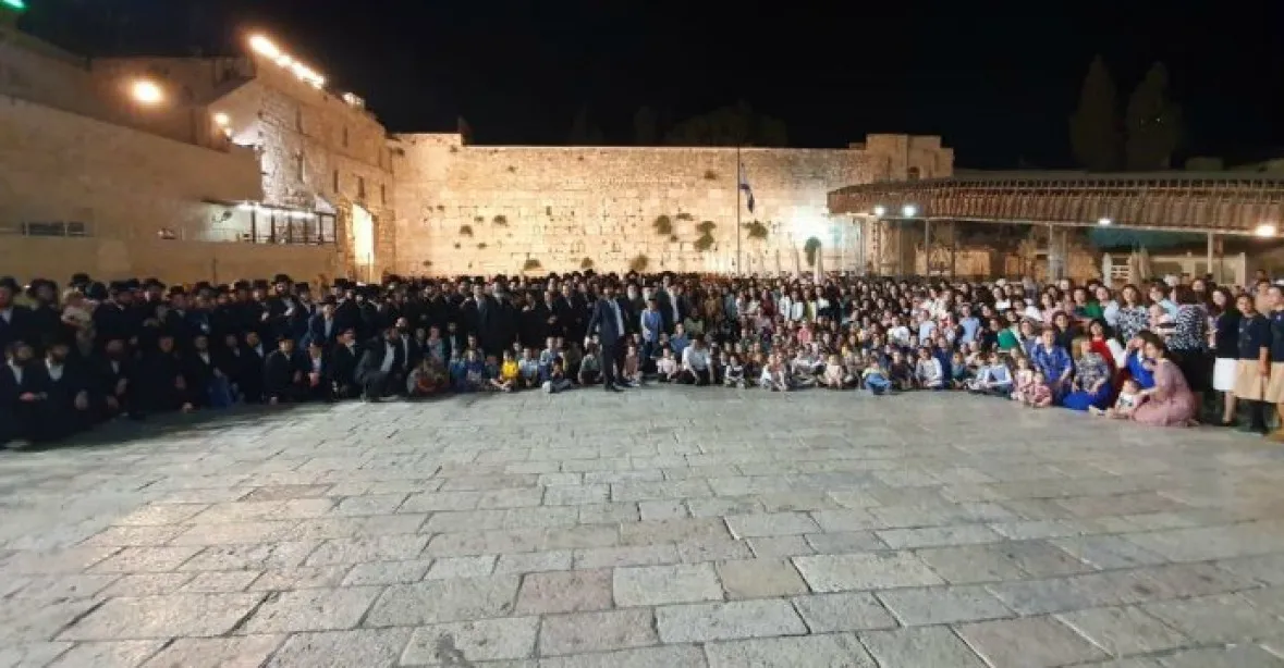 Přeživší Osvětimi oslavila 104. narozeniny se svými 400 potomky u Zdi nářků v Izraeli