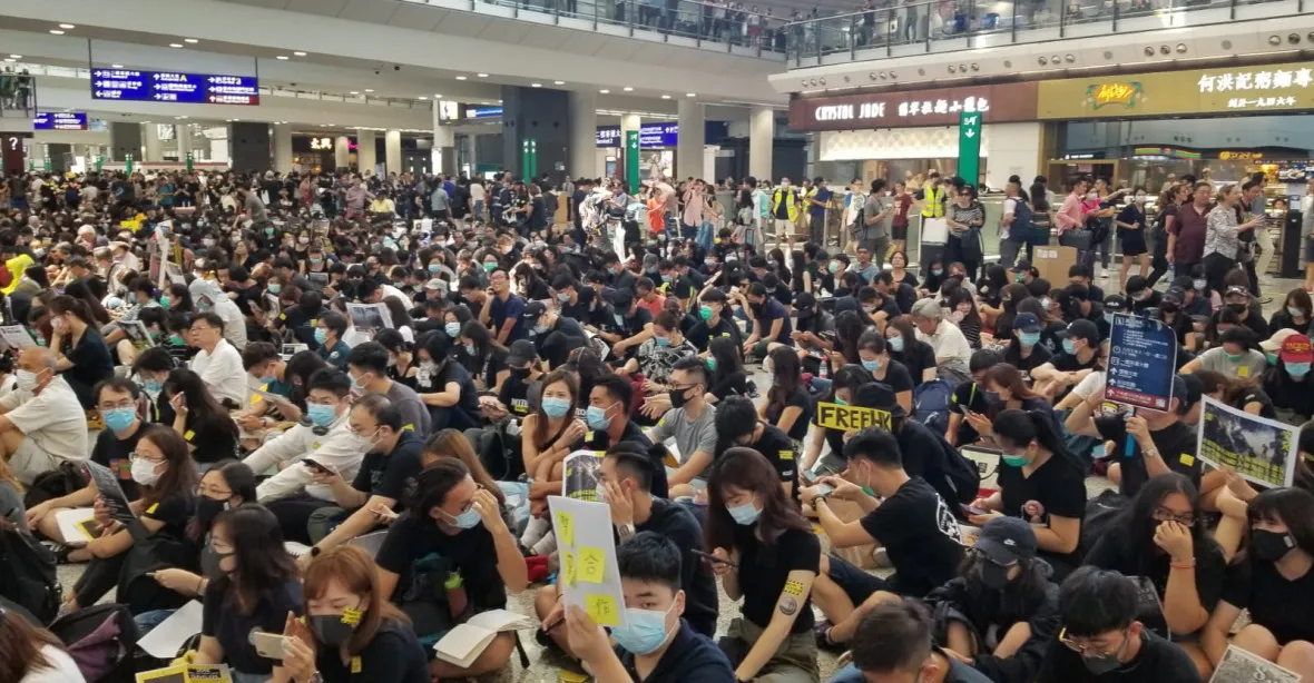 Demonstranti v Hongkongu zaplnili letiště, protestovat zde chtějí tři dny