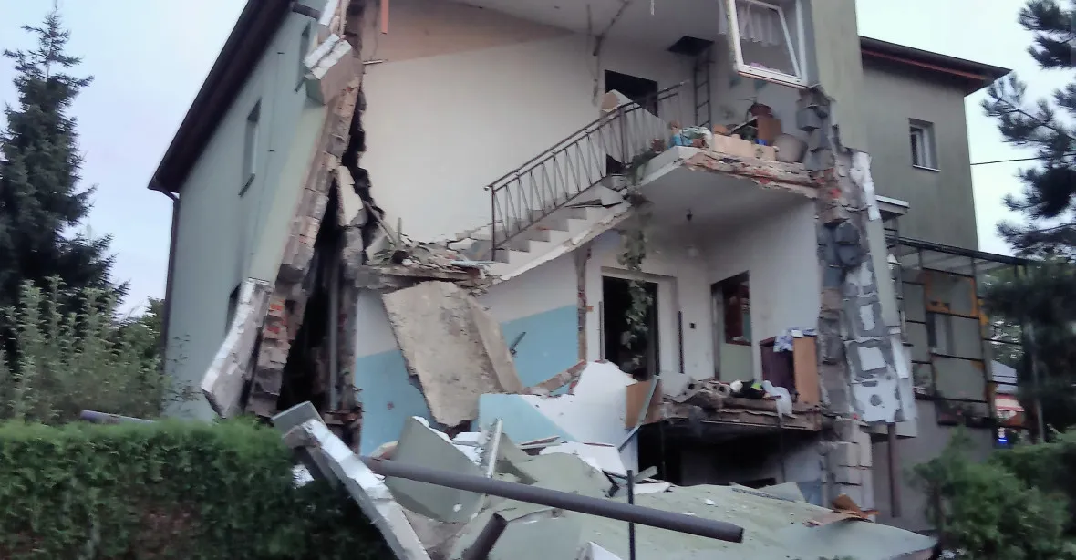 Výbuch utrhl kus domu na Opavsku, jeden člověk nepřežil