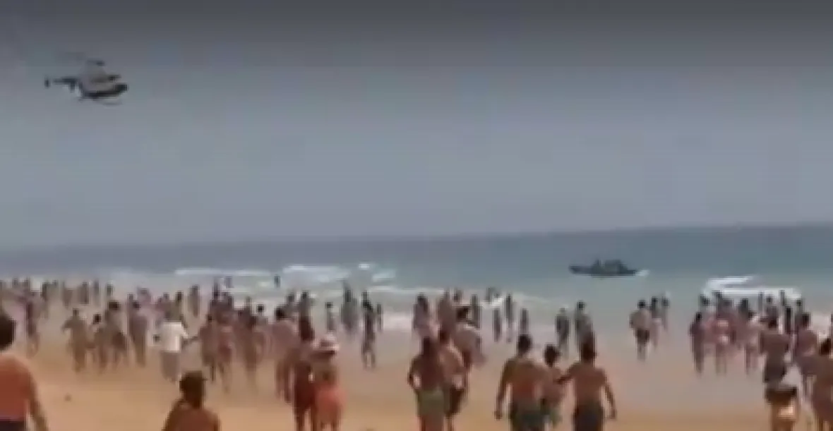 VIDEO: Překvapení pro turisty. Na španělské pláži se vylodili migranti z gumového člunu
