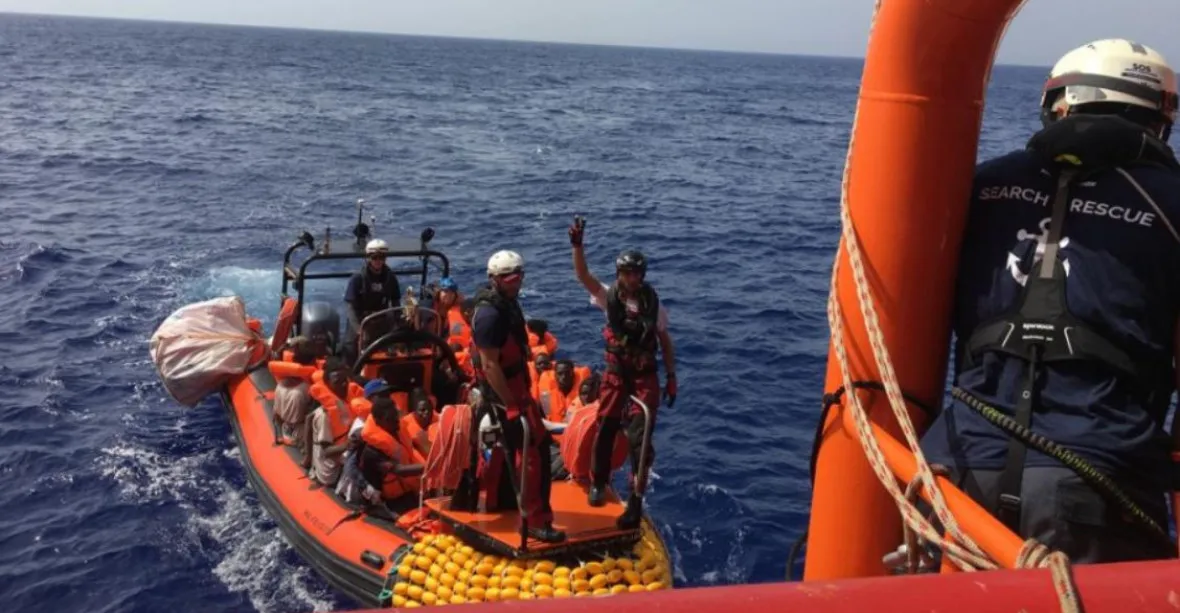 Loď Lékařů bez hranic vzala na palubu u Libye 85 migrantů. Nepřijmeme je, vzkazuje Salvini