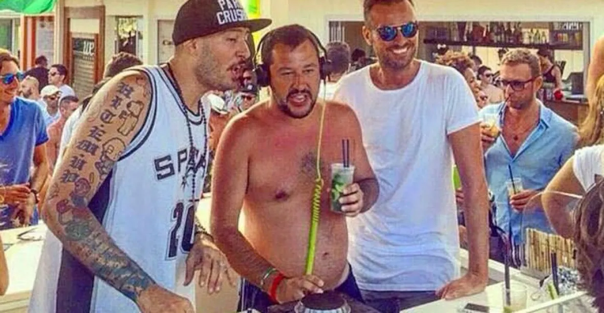 Salvini loví voliče na plážové tour. Hraje jako DJ a obdivuje křivky tanečnic