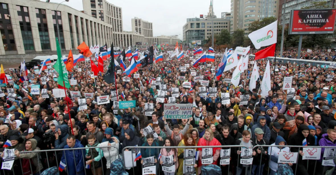 Moskva zažila rekordní protest – 50 tisíc lidí. Policie znovu masově zatýkala
