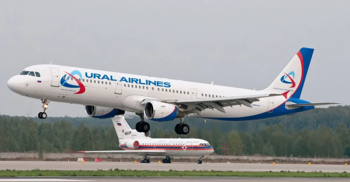 VIDEO: Airbus se u Moskvy srazil s racky, s hořícími motory nouzově přistál bez podvozku