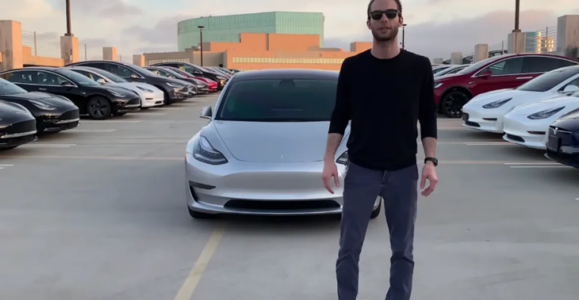 VIDEO: Upravená Tesla jako špionážní auto. Umí poznávat tváře i značky a ukládat si je