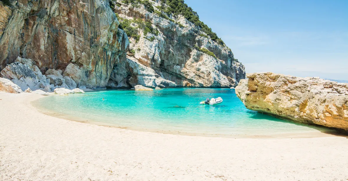 Dvojici turistů hrozí na Sardinii až šest let vězení. Ukradli z pláže 40 kilo písku