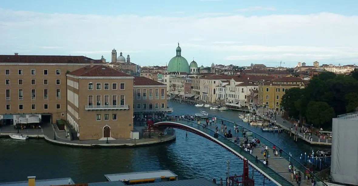 Známý architekt zaplatí vysoké odškodné Benátkám. Navrhl nevhodný most, klouže