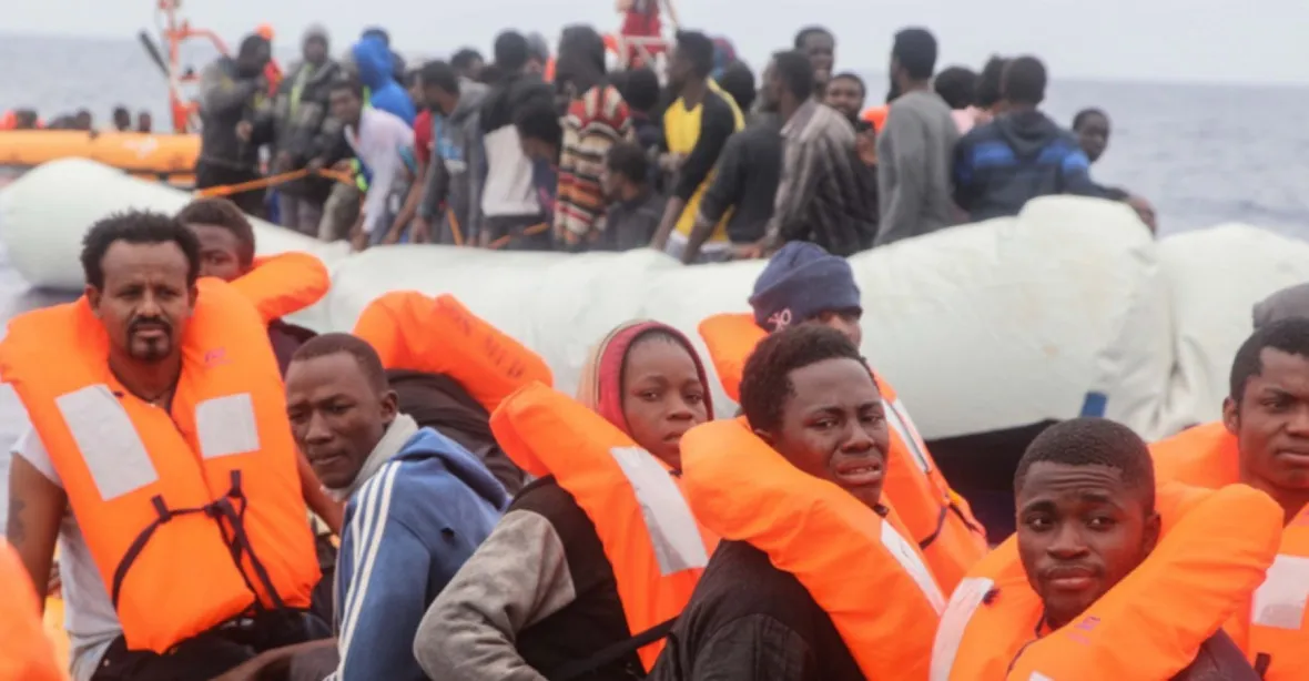 „Konkurence“ neziskovkám. Libyjská pobřežní stráž zachránila a vrátila do Afriky 278 migrantů