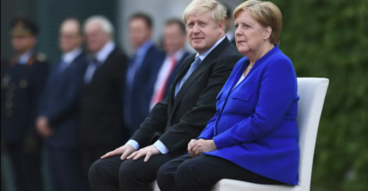 Johnson u Merkelové: Chceme brexit s dohodou, ale zrušte irskou pojistku