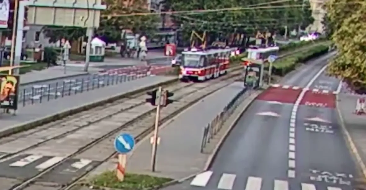 Chlapec se díval do mobilu a smetla ho tramvaj, policie nyní zveřejnila varovné video