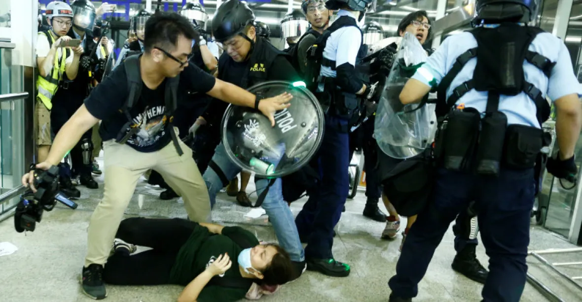 Demonstrace v Hongkongu pokračují. Lidé se střetli s policií