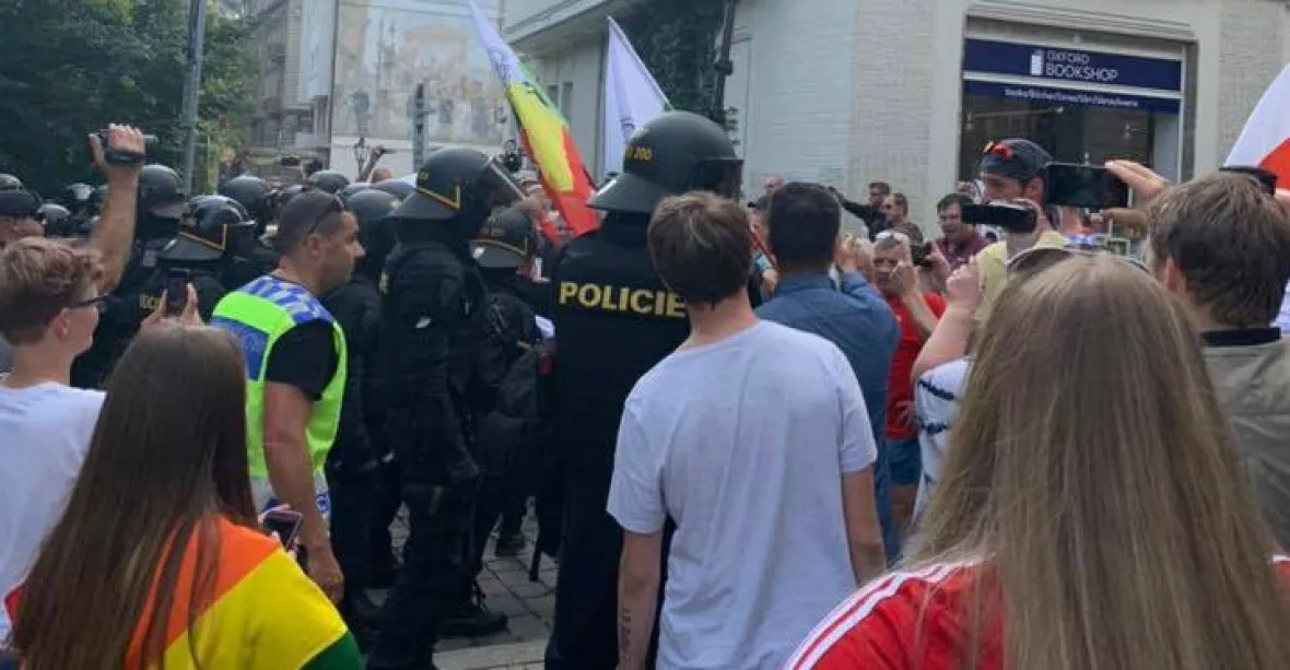 Pochod homosexuálů v Plzni narušili jejich odpůrci, zasahovali těžkooděnci