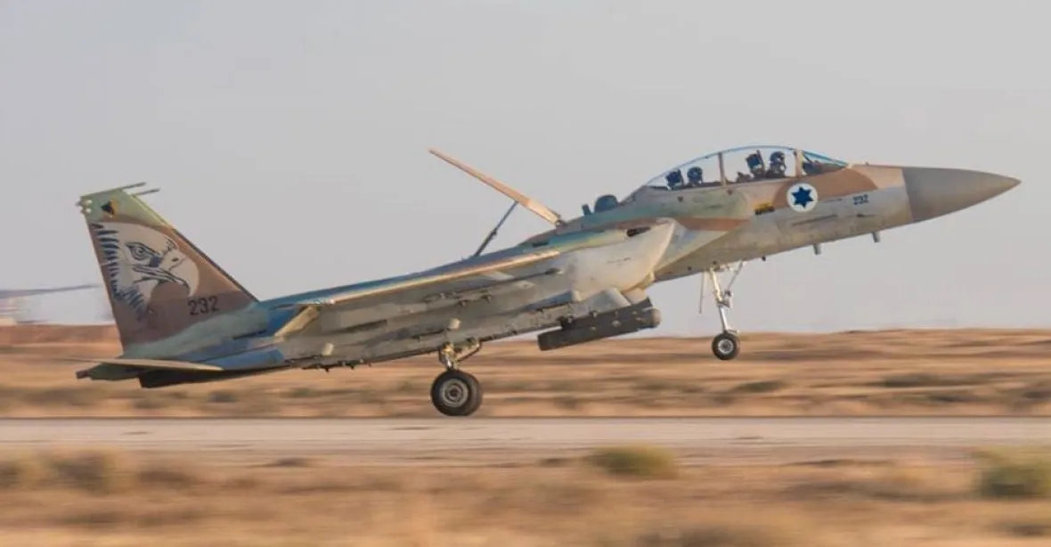 Izrael udeřil na íránské síly v Sýrii, aby zmařil útok drony. Izraelské drony se zase zřítily v Bejrútu