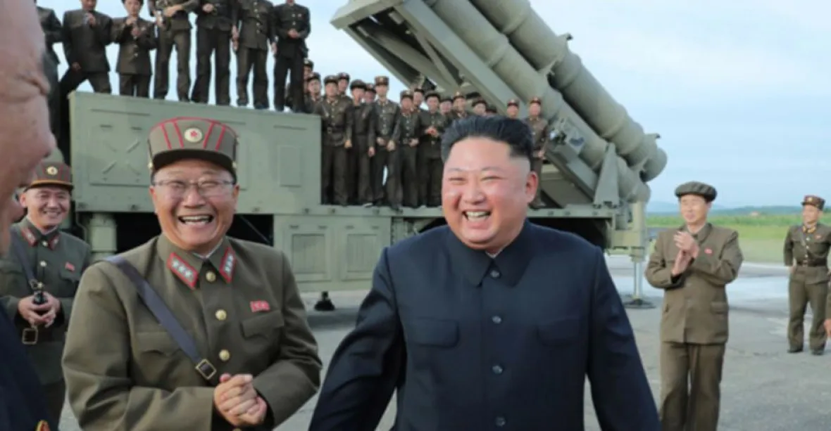 Kim se raduje. KLDR testovala za jeho účasti nový raketometný systém