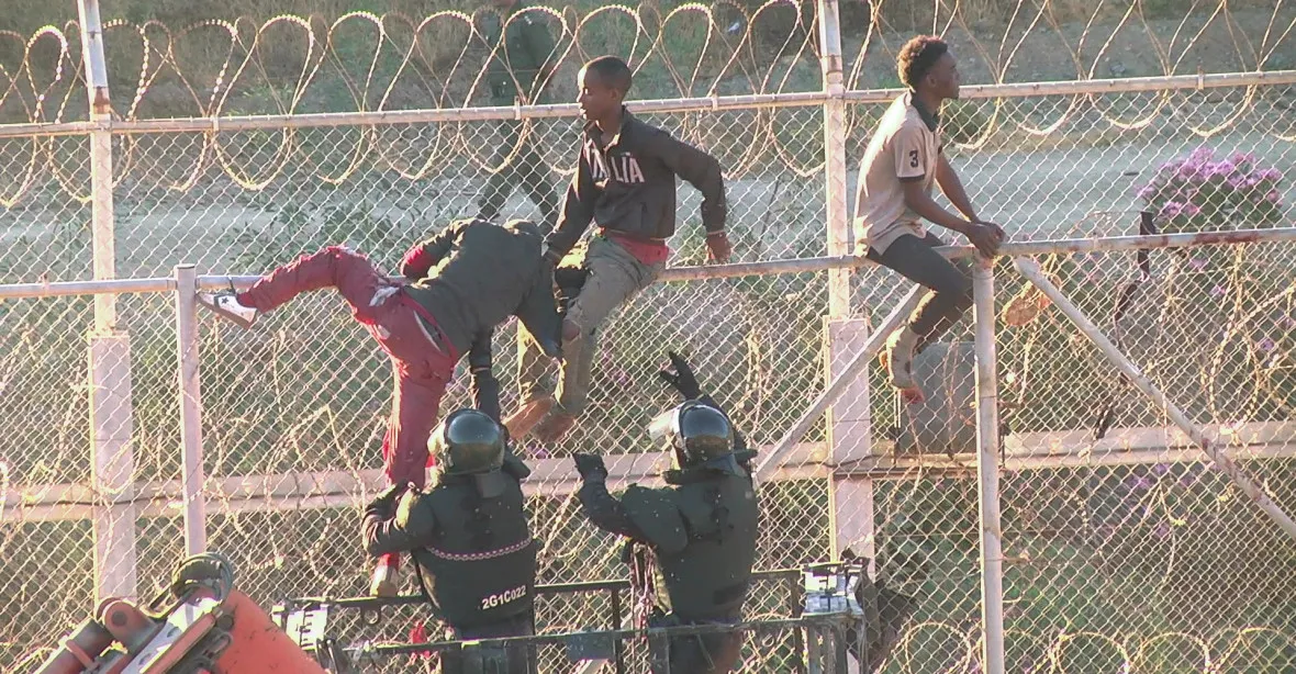 VIDEO: Na 150 migrantů se dostalo do španělské Ceuty. Přelezli plot s ostnatým drátem