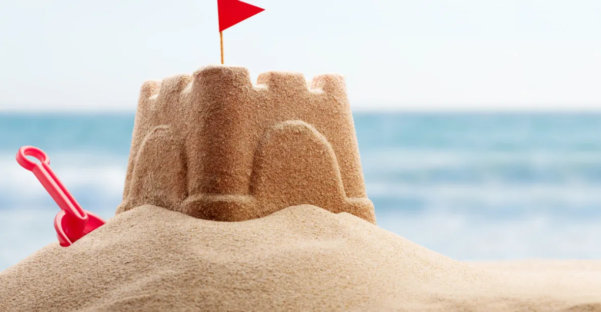 Turisté si na italské pláži nesmí stavět hrady z písku, kvůli bezpečnosti