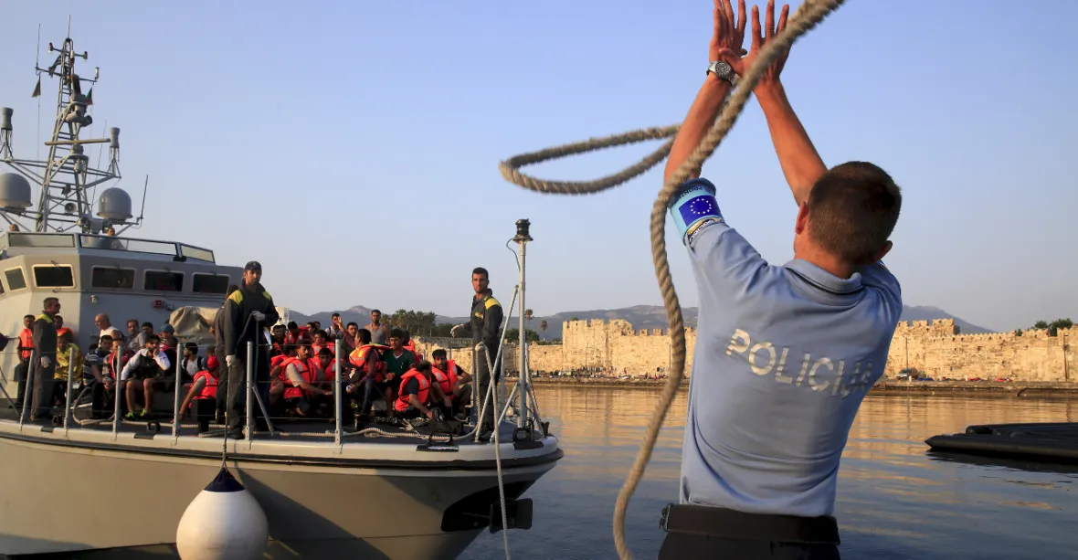 Turci dál pouštějí migranty do EU. Na Lesbos dorazilo za pouhou hodinu 13 lodí