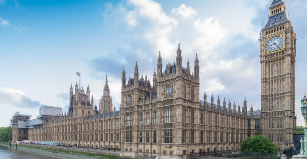 Špatná zpráva pro britskou opozici. Stížnost proti přerušení zasedání parlamentu soud zamítl