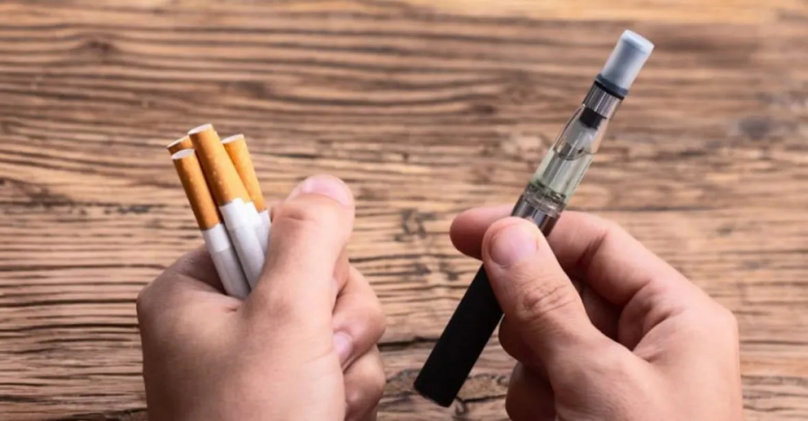 Po tradičních cigaretách začíná válka s e-cigaretami. První stát v USA zakázal příchutě