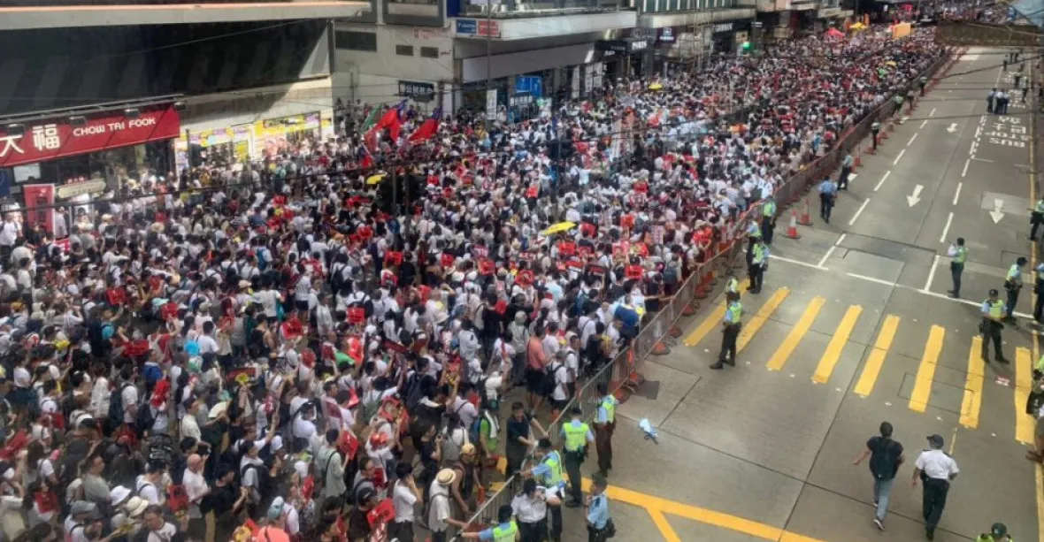 „Prezidente Trumpe, osvoboďte Hongkong.“ Demonstranti žádají o pomoc USA, policie zasáhla