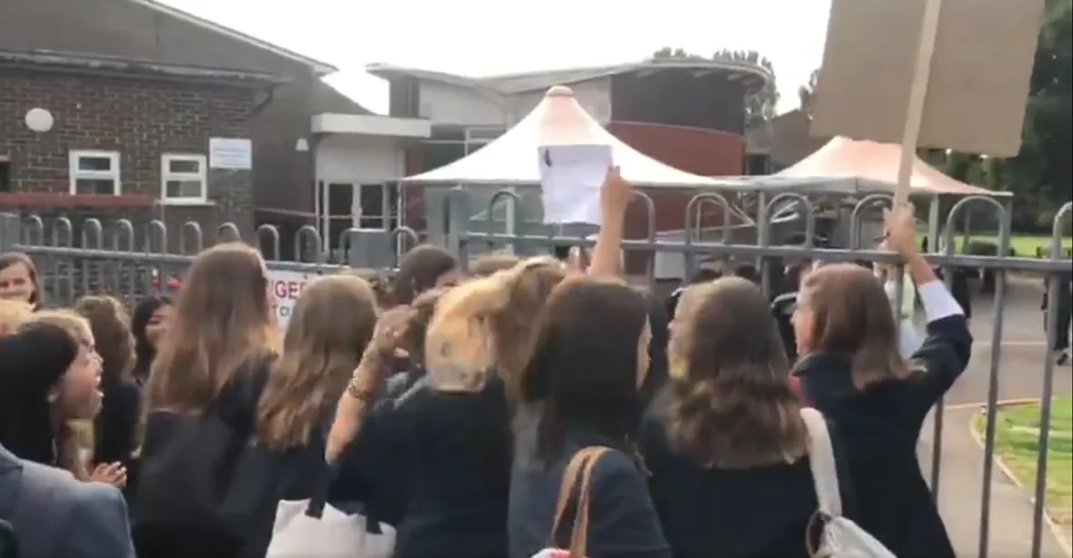 VIDEO: Studentky chtěly dál nosit sukně. Gendrově neutrální škola povolala policii a zavřela bránu