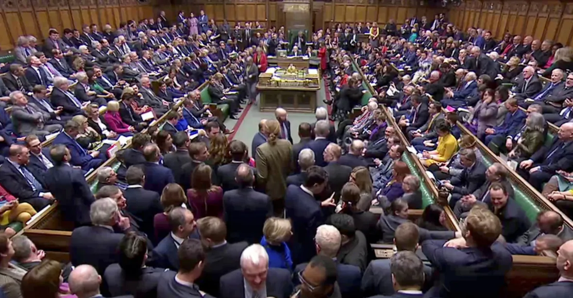 Johnsonova pátá porážka ve sněmovně: musí ukázat plány pro tvrdý brexit