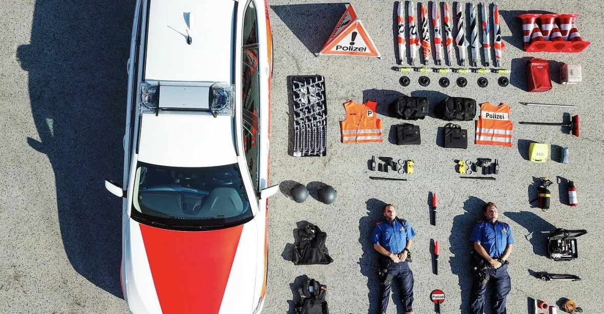 FOTO: Co vše skrývá policejní vůz? Švýcaři odstartovali „tetrisovou výzvu“