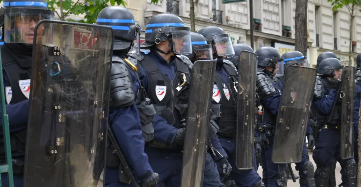 Policie v Paříži zatkla 123 demonstrantů slábnoucích „žlutých vest“, další se přidali k pochodu za klima