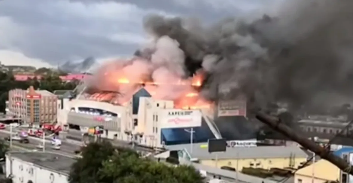 VIDEO: Největší obchodní centrum ve Vladivostoku zachvátil obrovský požár