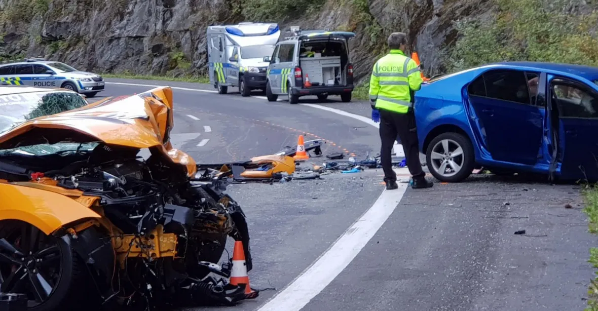 Obětí autonehody je brigádní generál Milan Jakubů. Podle svědků šlo o závod sportovních vozů