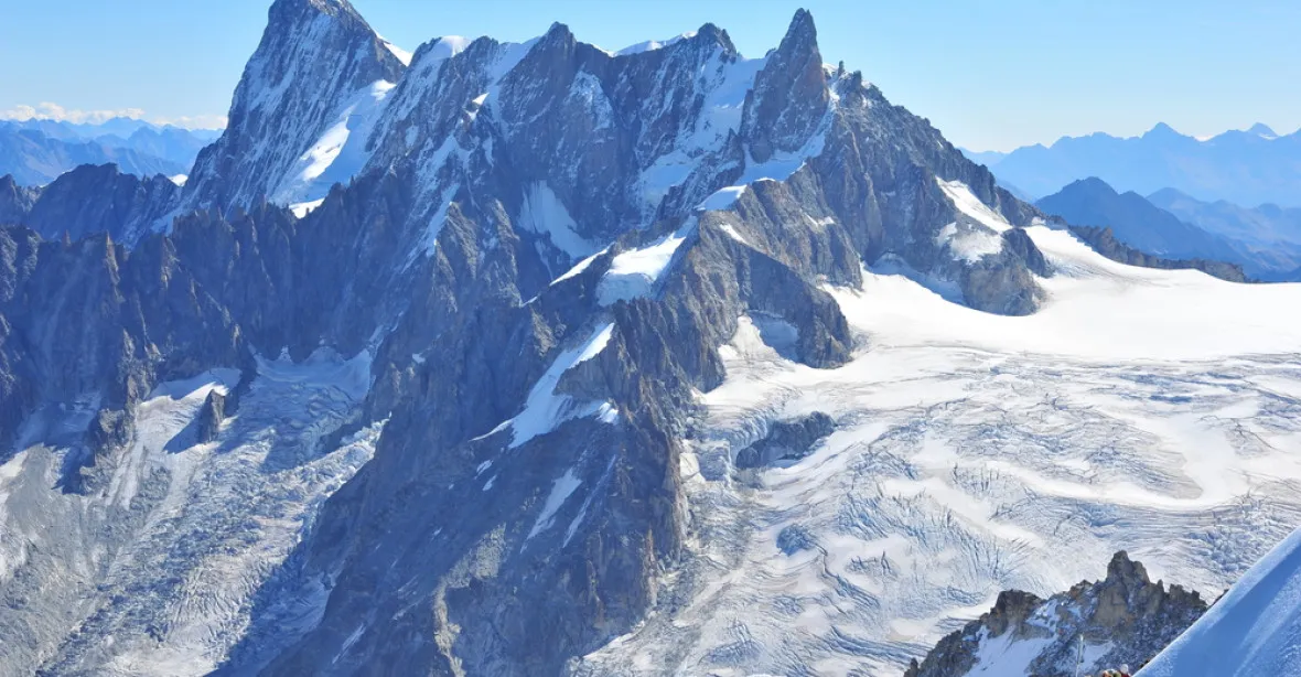 Na Mont Blancu hrozí utržení ledovce, Italové uzavřeli silnice a chaty