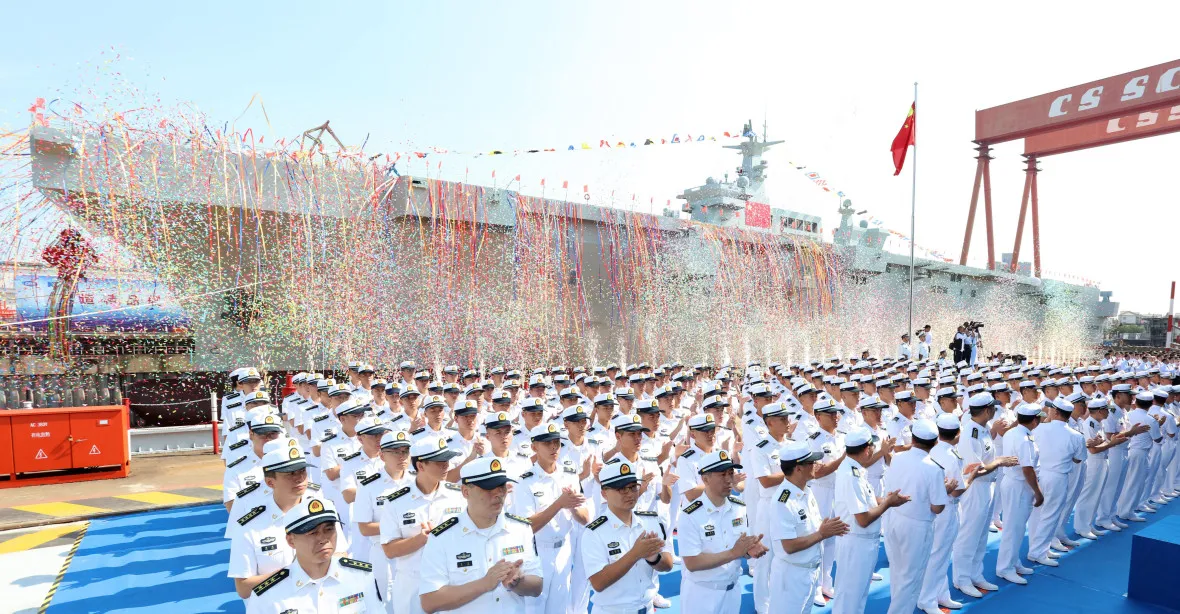 Čína posiluje námořní flotilu, na moře vypustila první velkou výsadkovou loď