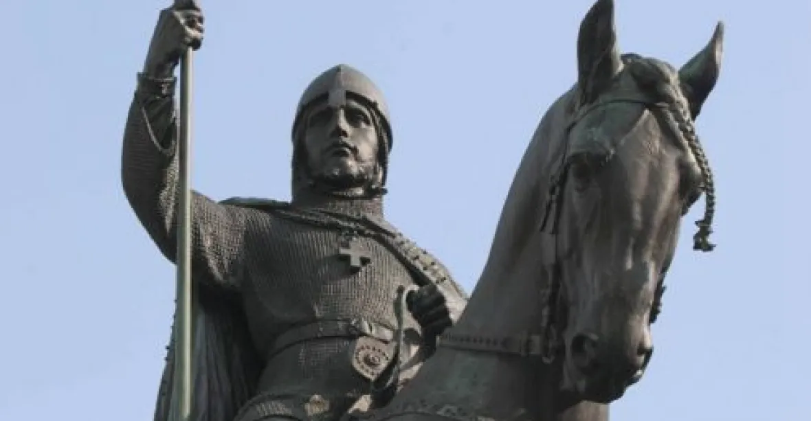 Lidé si připomněli svatého Václava, aktivisté na jeho sochu umístili transparent