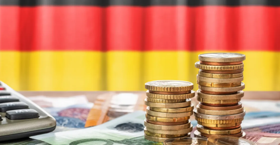Německé hospodářství klesá, tempo zpomalilo nad očekávání
