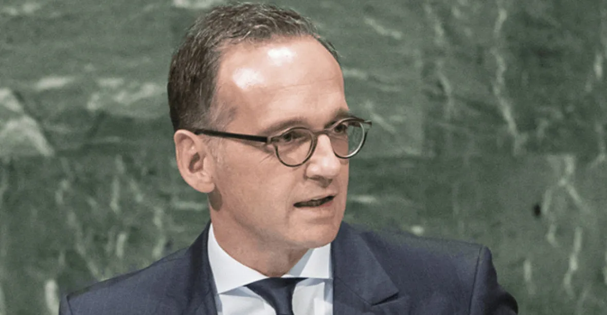 Německý ministr Maas v Praze: Nechcete migranty, musíte pomáhat na místě