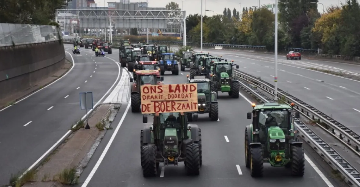 Sedláci ochromili Nizozemsko. Po mohutném úterním protestu hrozí obsazením letiště Scheveningen