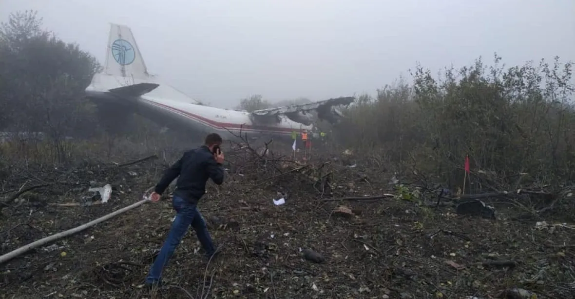 Pět mrtvých po nouzovém přistání u Lvova. Letounu zřejmě došlo palivo