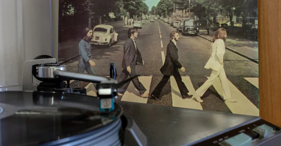 Slavné Abbey Road od Beatles po 50 letech opět vévodí britským žebříčkům